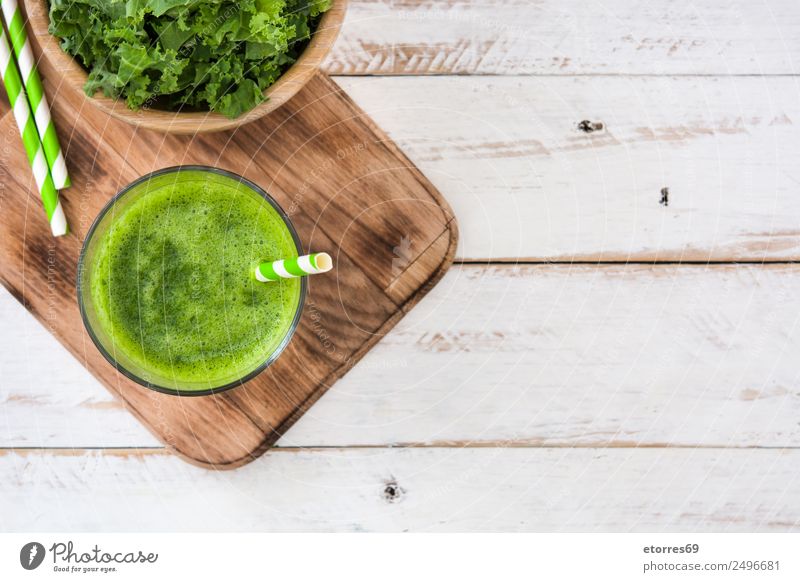 Grünkohl Smoothie im Glas auf weißem Holzgrund. Milchshake Getränk trinken grün Entzug Gesundheit Gesunde Ernährung Vitamin Superfood Vegane Ernährung