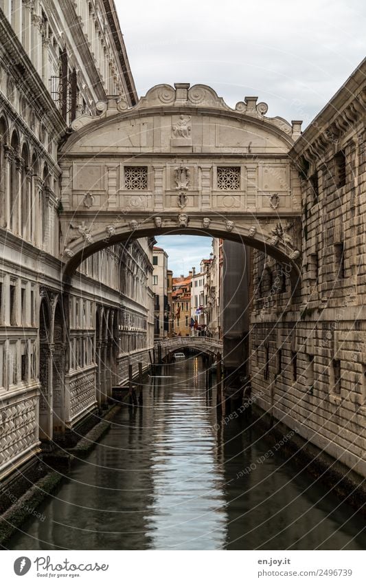 Durststrecke | innerhalb der Seufzerbrücke... Ferien & Urlaub & Reisen Sightseeing Städtereise Venedig Italien Europa Stadt Altstadt Palast Brücke Bauwerk