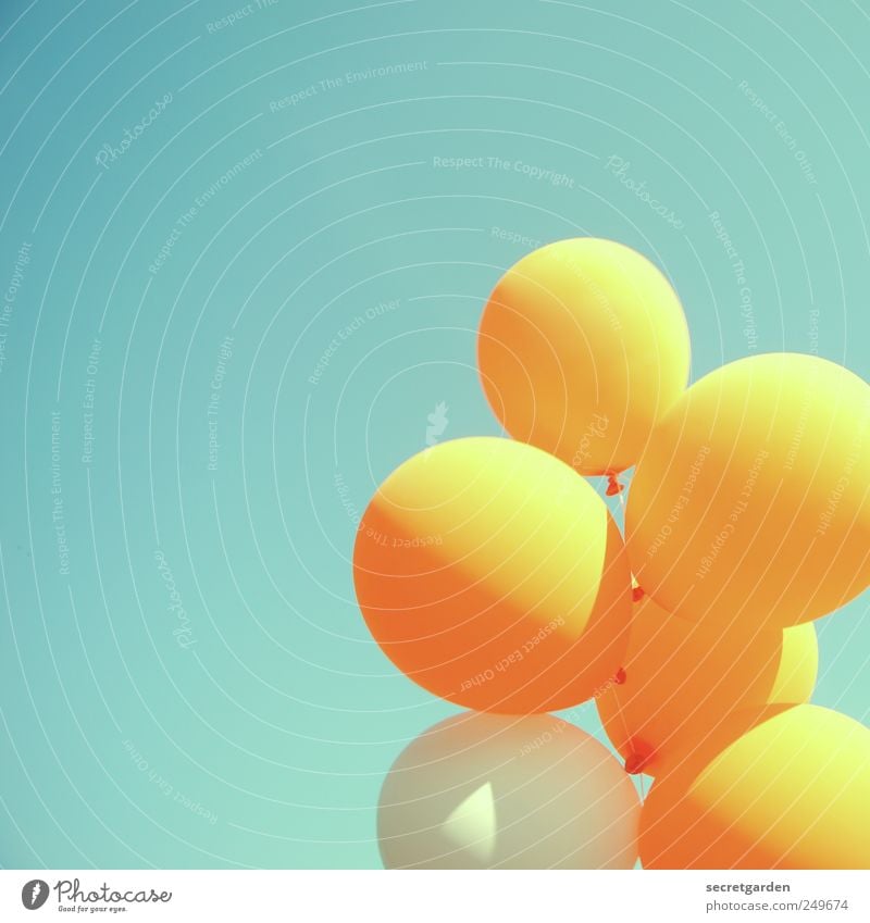 vorfreude Feste & Feiern Jahrmarkt Veranstaltung Wolkenloser Himmel Sommer Luftballon leuchten Fröhlichkeit retro rund blau gelb Freude Glück Lebensfreude
