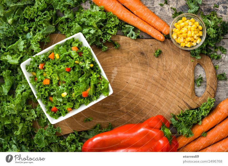 Grünkohl-Salat und Zutaten auf Holz Lebensmittel Gesunde Ernährung Foodfotografie Gemüse Salatbeilage Mittagessen Bioprodukte Vegetarische Ernährung Diät