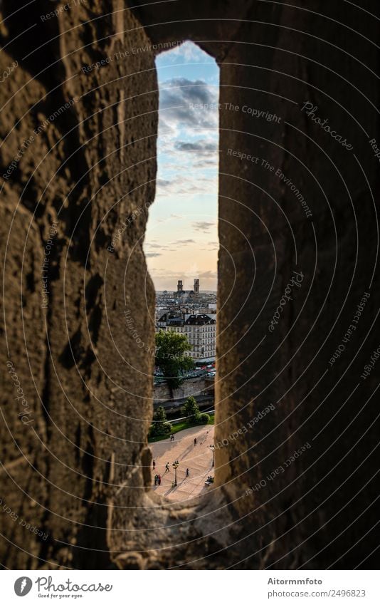 Schmales Fenster in der Steinmauer mit Blick auf das Pariser Stadtbild Ferien & Urlaub & Reisen Tourismus Kultur Landschaft Wolken Gebäude Architektur Fassade
