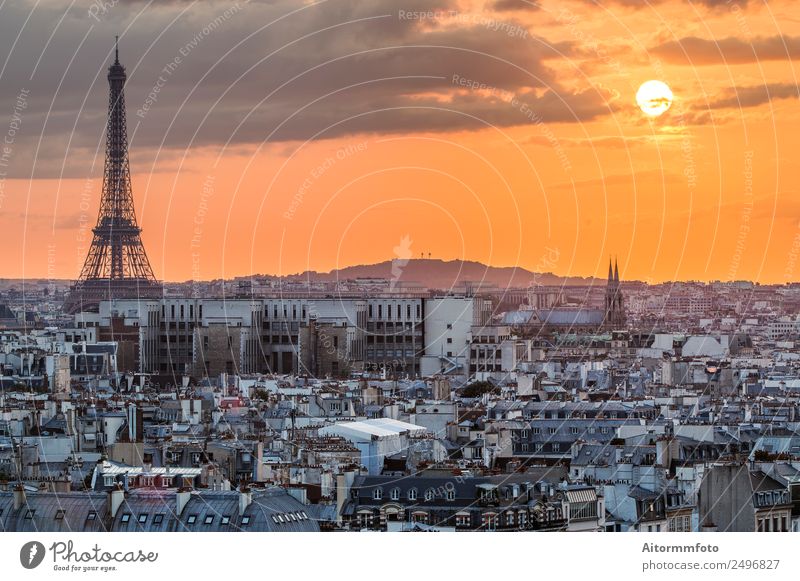 Blick auf Paris mit Eiffelturmsilhouette bei Sonnenuntergang Ferien & Urlaub & Reisen Tourismus Kultur Landschaft Himmel Horizont Skyline Architektur Fluggerät
