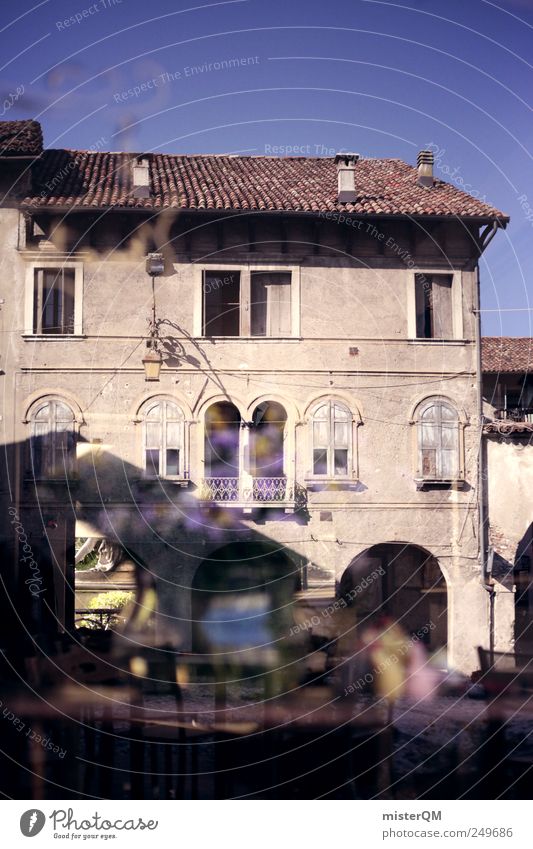 Café in Feltre. Kunst ästhetisch Reflexion & Spiegelung Fenster Fensterscheibe Straßencafé Italien Italienisch Dorf Fassade Sommer Sommerurlaub