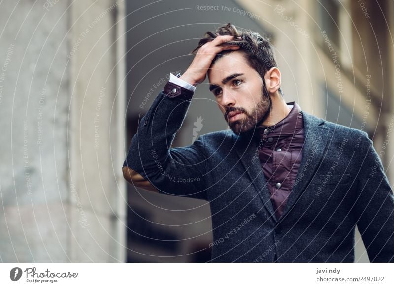 Junger bärtiger Mann, Model der Mode, im städtischen Hintergrund, trägt einen eleganten britischen Anzug. Lifestyle Stil schön Haare & Frisuren Mensch maskulin