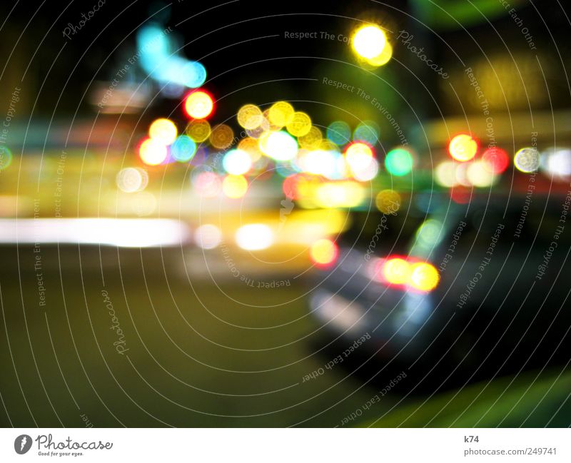 citylights Stadt Stadtzentrum Menschenleer Verkehr Verkehrswege Straßenverkehr Autofahren Ampel Fahrzeug PKW leuchten Farbfoto mehrfarbig Außenaufnahme Nacht