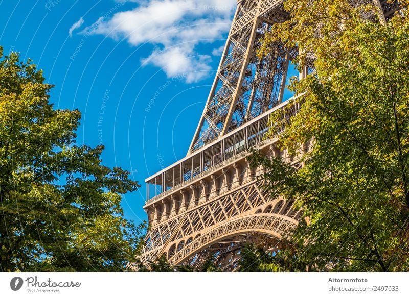 Eiffelturm in grünen Bäumen am blauen Himmel Ferien & Urlaub & Reisen Tourismus Sightseeing Sommer Garten Kultur Natur Park Gebäude Architektur Denkmal Metall