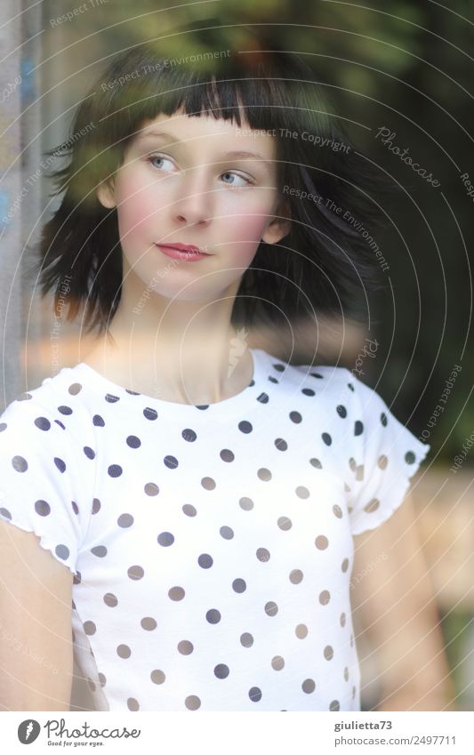 Am Fenster | Portrait einer jungen Frau hinter Fensterscheibe feminin Junge Frau Jugendliche Leben 1 Mensch 13-18 Jahre schwarzhaarig kurzhaarig Pony beobachten