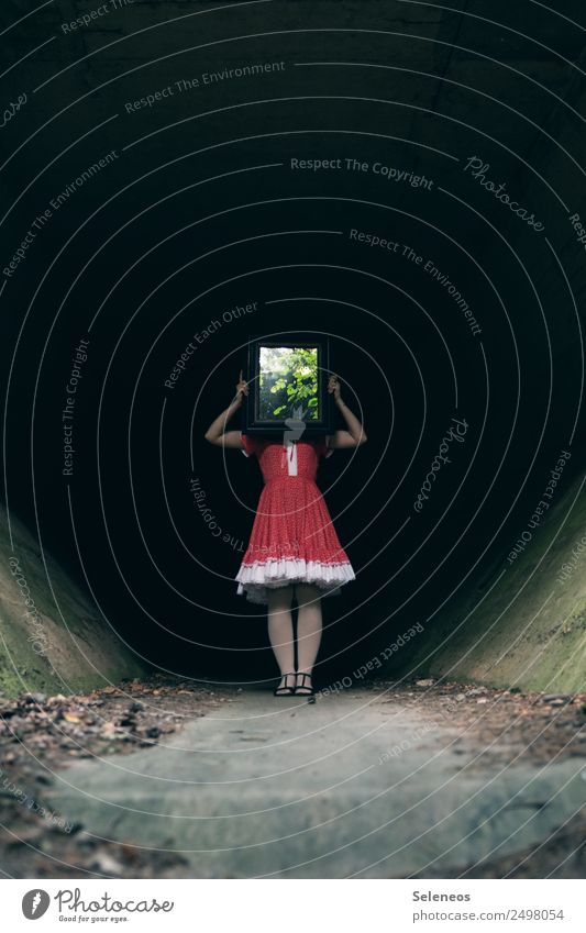 Dunkelheit Tunnel Mensch Frau weiblich kleid Spiegel Spiegelbild dunkel düster gruselig Außenaufnahme Farbfoto Schatten Erwachsene feminin Halloween Kleid Angst