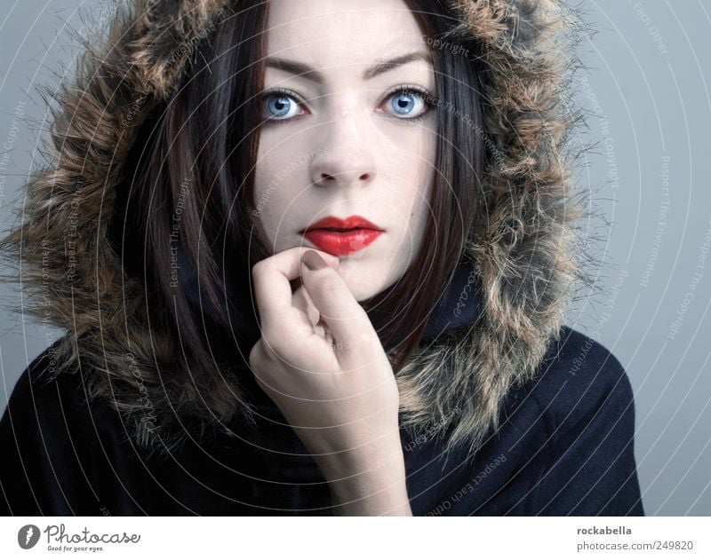 schnee. feminin Junge Frau Jugendliche Erwachsene 1 Mensch 18-30 Jahre Mode Bekleidung Jacke Mantel Fell schwarzhaarig brünett ästhetisch elegant einzigartig