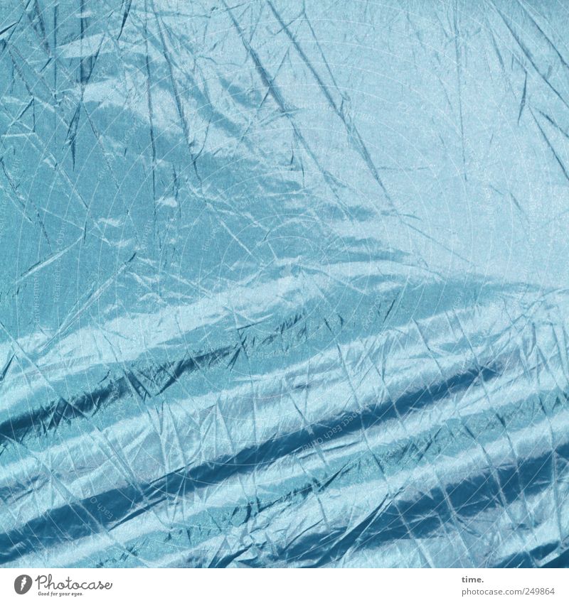 abgespannt Kunststoff Streifen blau Tiefenschärfe Oberfläche durcheinander diagonal blau-grau Überzelt Zelt Abdeckung Falte Knick Plastikhülle Farbfoto