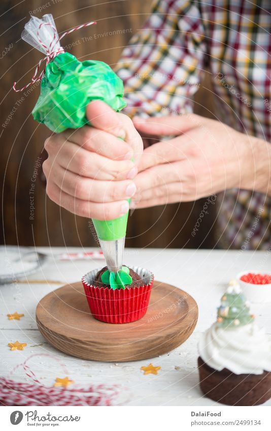 Herstellung von Muffins für die Weihnachtszeit backen Backwaren Bonbon Feste & Feiern Weihnachten & Advent Tasse Cupcake Dekoration & Verzierung Dessert