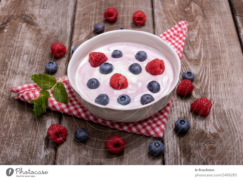 Joghurt mit frischen Früchten Lebensmittel Milcherzeugnisse Frucht Picknick Bioprodukte Vegetarische Ernährung Schalen & Schüsseln Becher Gesundheit Holz Essen
