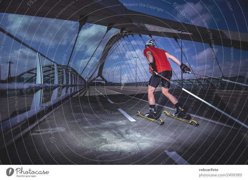 Ein junger Mann beim Langlaufen mit Rollschuhen Lifestyle Stil Erholung Sommer Sport Erwachsene Fuß Straße Bewegung Geschwindigkeit Konkurrenz Rolle Ski