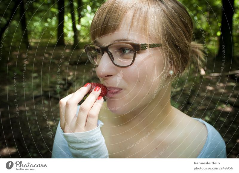 Erdbeerlin Frucht Erdbeeren schön Nagellack Mensch feminin Frau Erwachsene 1 18-30 Jahre Jugendliche Natur Wald Erholung Lächeln stehen frech frei