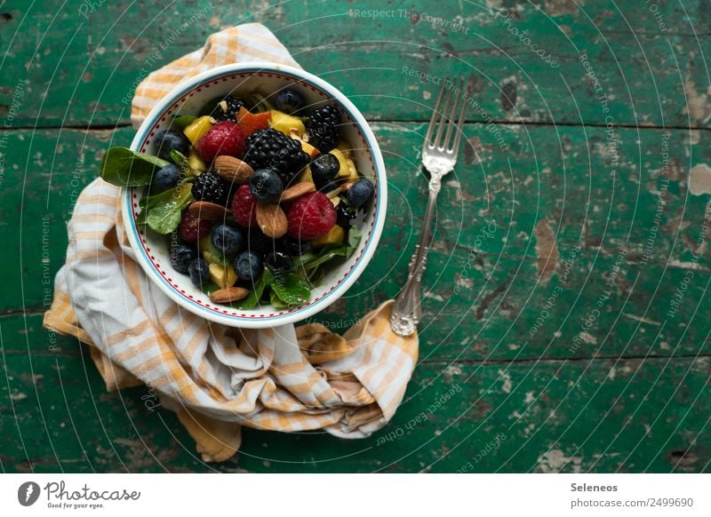 Obstsalat Salat Früchte Brombeeren Himbeeren Mango Feldsalat mandeln Gabel Schüssel Lebensmittel Frucht lecker Gesundheit frisch Bioprodukte Ernährung