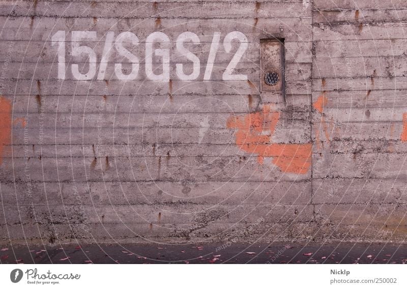 Betonwand eines Luftschutzbunkers in Siegen mit der Aufschrift "15/SGS/2" Bunker Industrieanlage Wand Betonmauer Metall Typographie Design Graffiti Textur