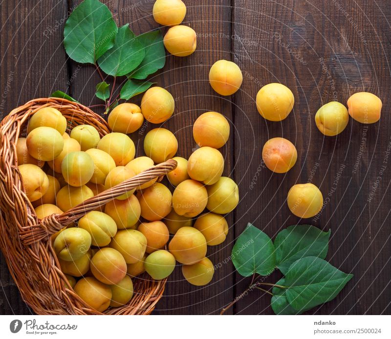 Reife gelbe Aprikosen Frucht Ernährung Vegetarische Ernährung Diät Tisch Natur Blatt Holz frisch lecker natürlich saftig braun Farbe Korb Ackerbau Hintergrund