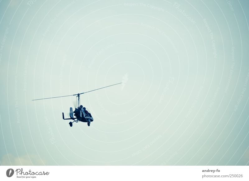 Gyrokopter?! Luftverkehr Hubschrauber Fluggerät Pilot fliegen frei Unendlichkeit Flugangst Himmel Hintergrund neutral Verkehrsmittel Flugschau Freiheit Mut
