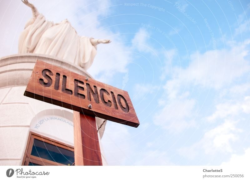Silencio Finger Skulptur Kultur Himmel Wolken Santiago de Chile Wahrzeichen Stein Holz beobachten Schutz trösten Schilder & Markierungen ruhig Jungfrau Kapelle