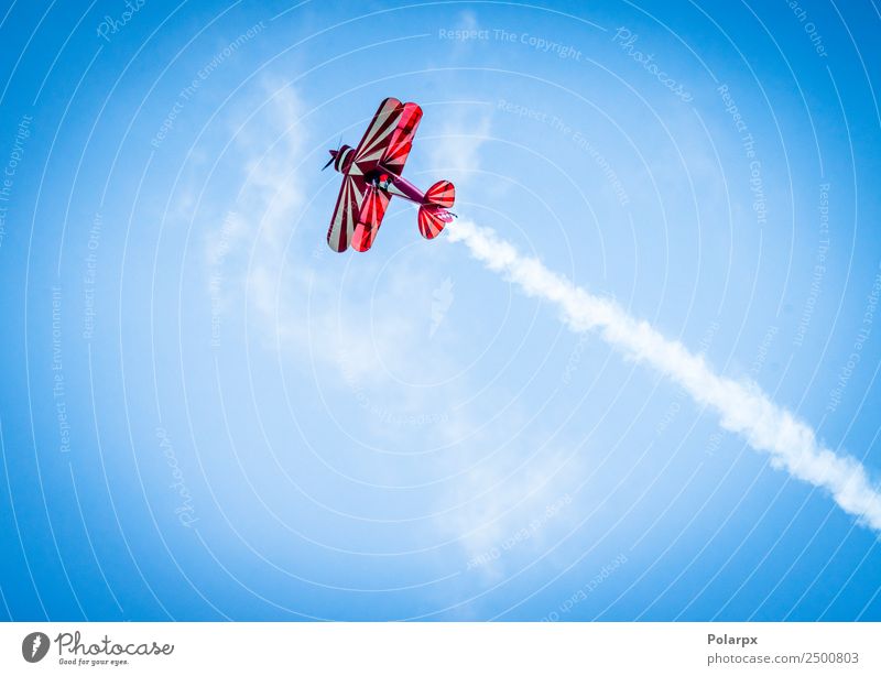 Rotes Flugzeug mit Propeller, der mit weißem Rauch nach oben fliegt. Ferien & Urlaub & Reisen Sommer Pilot Umwelt Himmel Wind Verkehr Doppeldecker Fluggerät alt