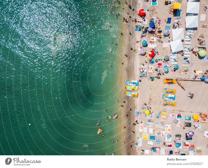 Luftaufnahme von fliegenden Drohnen der Menschenmenge, die sich am Strand in Rumänien am Schwarzen Meer entspannen. Fluggerät Aussicht Sand Hintergrundbild
