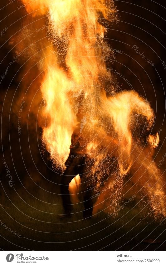Mensch steht in Flammen Feuer heiß bedrohlich brennen Funken Brand Wärme Nacht gefährlich