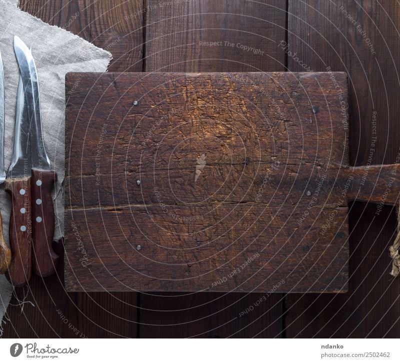altbraunes Küchenschneidebrett aus Holz Messer Schneidebrett dunkel natürlich retro schwarz Holzplatte Schneiden Hintergrund Essen zubereiten altehrwürdig