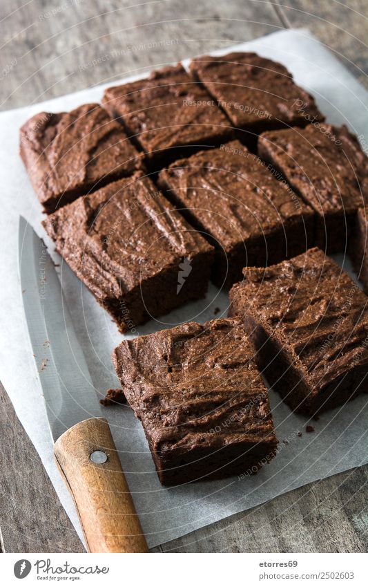 Schokoladenbrownieportionen auf Holz Lebensmittel Kuchen Dessert Süßwaren Ernährung Bioprodukte Vegetarische Ernährung Messer braun Brownie Backwaren süß
