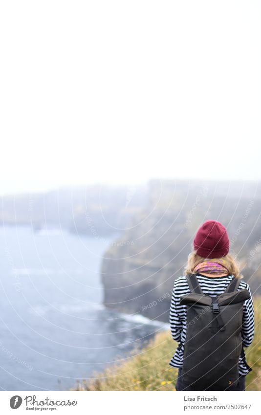 Aussicht genießen, Cliffs of Moher. Ferien & Urlaub & Reisen Tourismus Ausflug Ferne Sightseeing Frau Erwachsene 1 Mensch 18-30 Jahre Jugendliche Natur