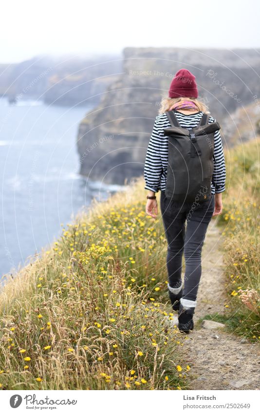 Irland, cliffs of moher, Frau, wandern Ferien & Urlaub & Reisen Tourismus Ausflug Ferne Erwachsene 1 Mensch 18-30 Jahre Jugendliche Umwelt Natur Landschaft Gras