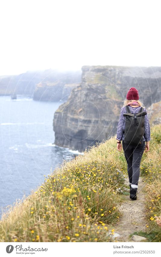 Laufende Frau mit Rucksack - Cliffs of Moher, Irland. Ferien & Urlaub & Reisen Tourismus Ausflug Sightseeing Erwachsene 1 Mensch 18-30 Jahre Jugendliche Natur