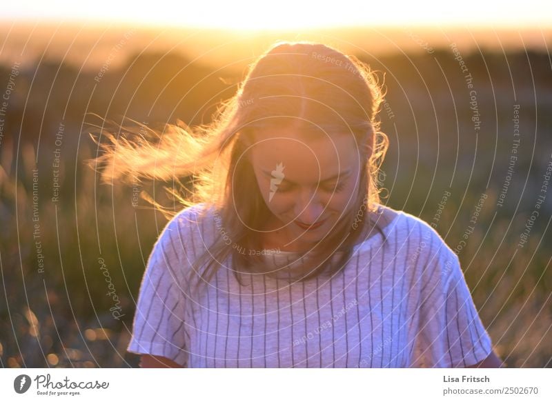 Sonnenuntergang, lächelnde junge Frau schön Ferien & Urlaub & Reisen Junge Frau Jugendliche 1 Mensch 18-30 Jahre Erwachsene Natur Landschaft Schönes Wetter