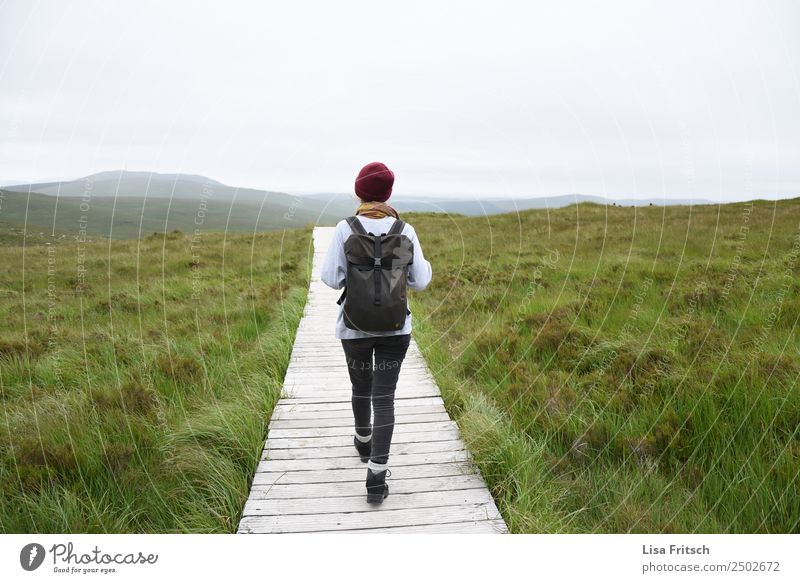 Connemara Nationalpark Irland, Frau mit Rucksack Ferien & Urlaub & Reisen Tourismus Ausflug Berge u. Gebirge wandern Junge Frau Jugendliche 1 Mensch 18-30 Jahre