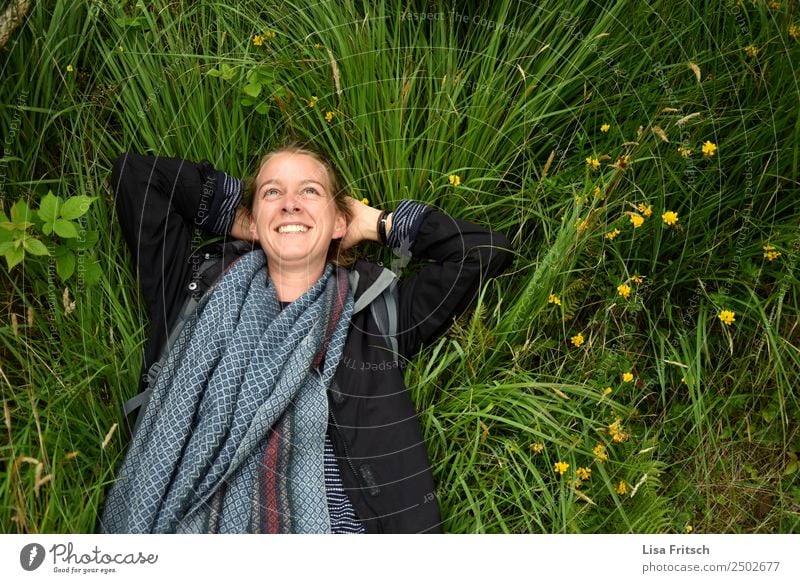 Frau, im Gras liegend, genießen Lifestyle Gesundheit feminin Junge Frau Jugendliche 1 Mensch 18-30 Jahre Erwachsene Natur Tier Frühling Blume Schal blond Zopf
