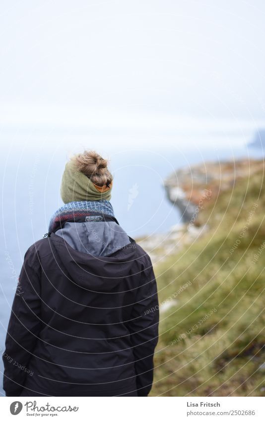 Aussicht genießen. Frau mit Stirnband, Jacke. Irland Ferien & Urlaub & Reisen Tourismus Erwachsene 1 Mensch 18-30 Jahre Jugendliche Umwelt Natur Landschaft
