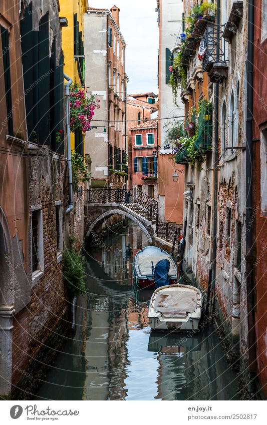 eng Ferien & Urlaub & Reisen Sightseeing Städtereise Sommerurlaub Venedig Italien Europa Stadt Altstadt Haus Brücke Fassade Motorboot Ruderboot Kanal