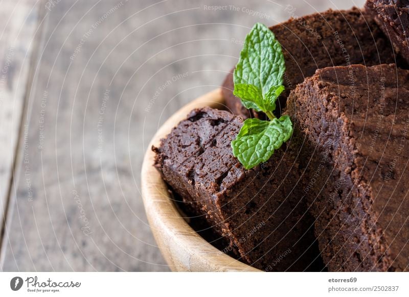 Schokoladenbrownie-Stücke auf Holzuntergrund braun Konfekt süß Bonbon Süßwaren Dessert Backwaren Kuchen Nut Walnüsse Lebensmittel Gesunde Ernährung