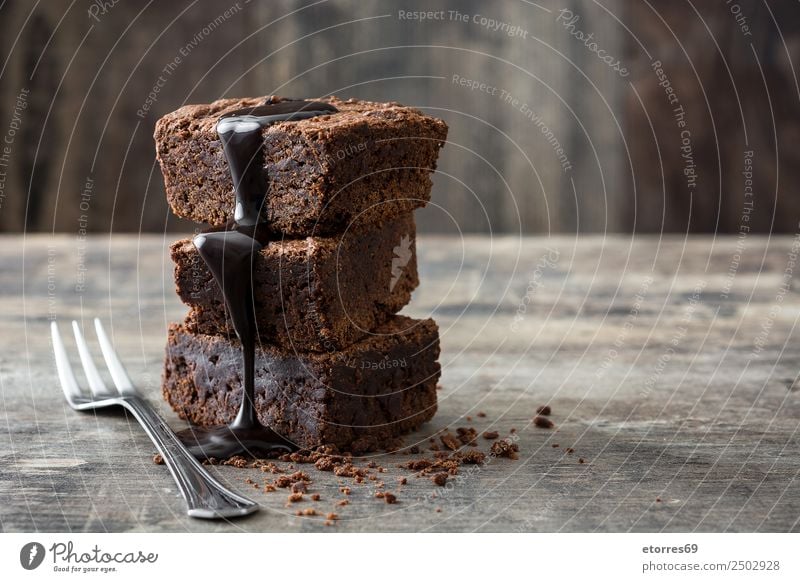 Schokoladenbrownie-Portionen auf Holzuntergrund Lebensmittel Kuchen Dessert Süßwaren Ernährung Frühstück Mittagessen Bioprodukte Vegetarische Ernährung Gabel