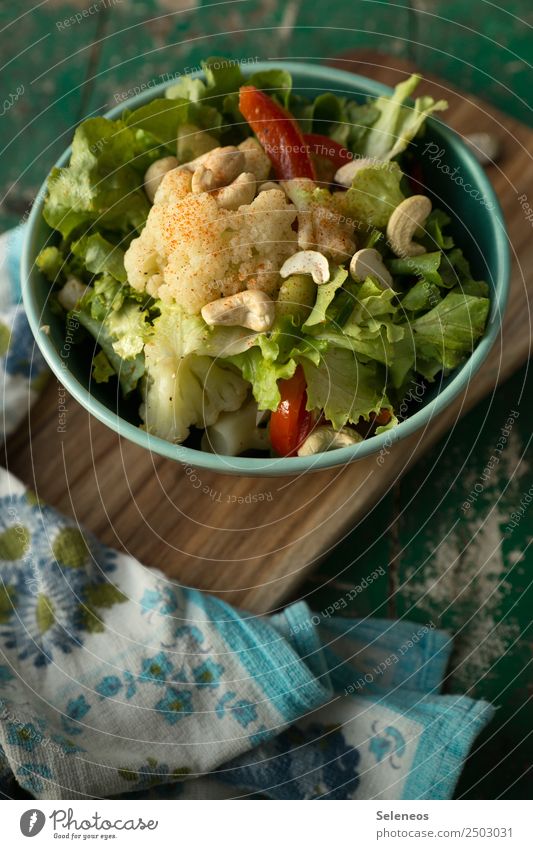 Abendessen Salatbeilage Salatblatt Blumenkohl Paprika Cashewnuss Lebensmittel Farbfoto Ernährung Vegetarische Ernährung Bioprodukte Diät Gesunde Ernährung