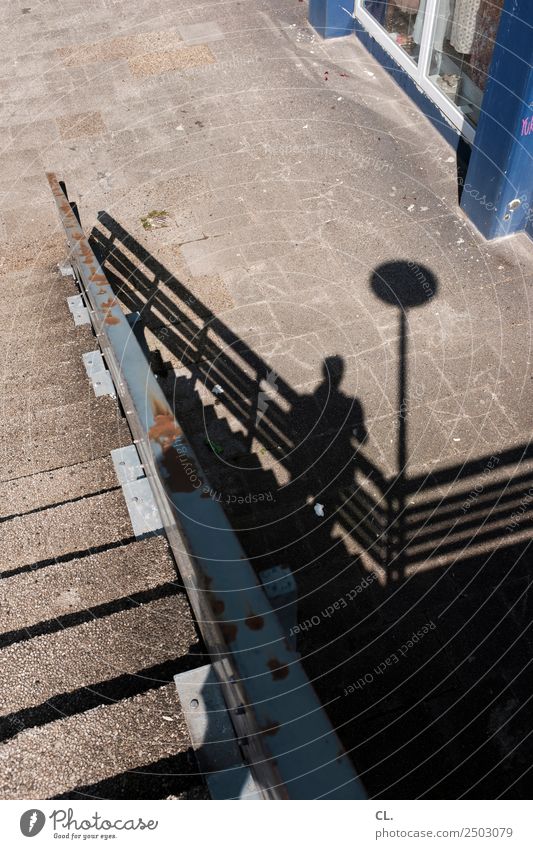 abwärts Freizeit & Hobby Mensch maskulin Erwachsene 1 Stadt Treppe Fußgänger Wege & Pfade Treppengeländer Rost Beton Metall alt dreckig kaputt trist