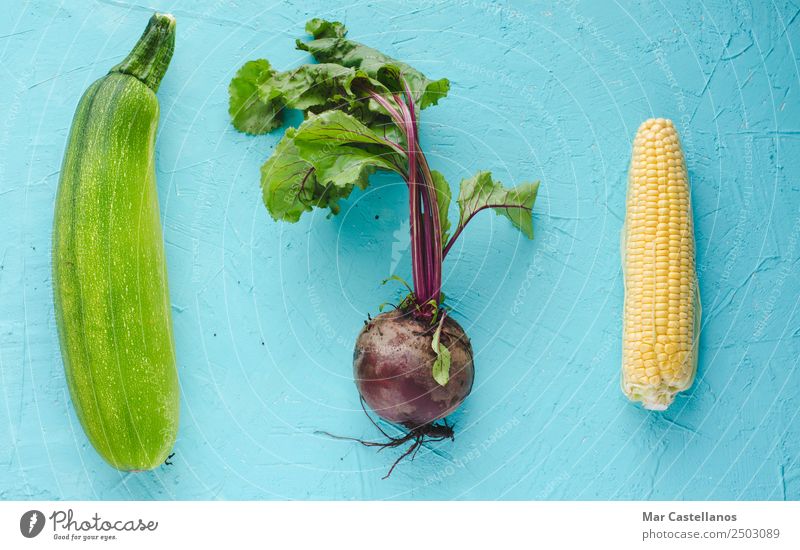 Rote Beete, Zucchini und Mais auf blauem Hintergrund Gemüse Ernährung Bioprodukte Vegetarische Ernährung Tisch Küche Nutzpflanze frisch natürlich gelb grün rot