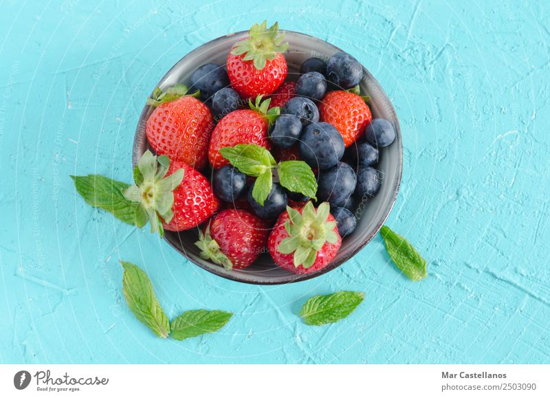 Schale mit Erdbeeren, Heidelbeeren und Minzblättern Frucht Dessert Ernährung Essen Vegetarische Ernährung Diät Getränk Saft Schalen & Schüsseln Sommer Natur