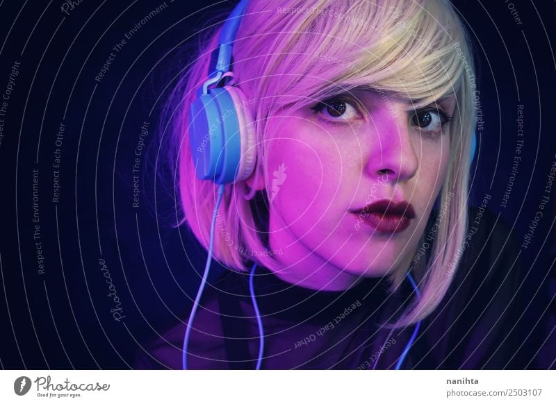 Porträt einer blonden jungen Frau, die Musik hört. Lifestyle Stil Design schön Haare & Frisuren Gesicht Freizeit & Hobby Headset Kopfhörer Technik & Technologie