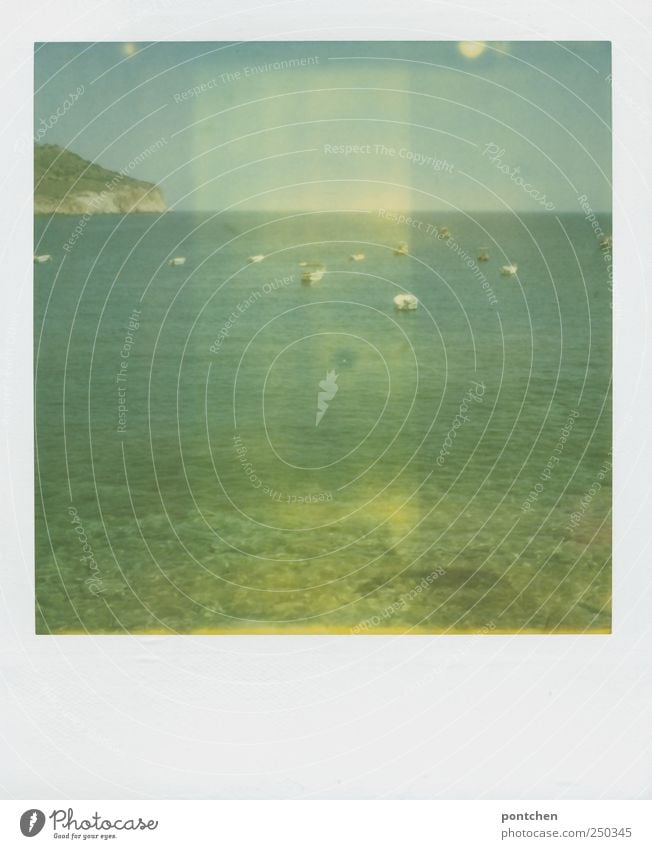 Polaroid. Blick vom Kieselstrand aufs Meer mit Segelbooten. Urlaub Ferien & Urlaub & Reisen Sommer Sommerurlaub Arbeit & Erwerbstätigkeit Schifffahrt Natur