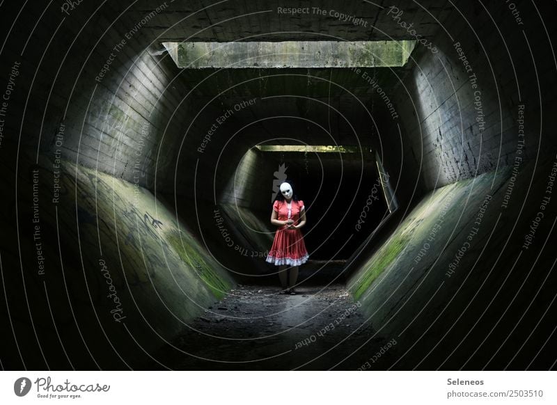 im Tunnel tunnel Mensch gruselig Grusel Halloween Angst dunkel Erwachsene Außenaufnahme Farbfoto Schatten Frau feminin düster Maske gefährlich Vorderansicht