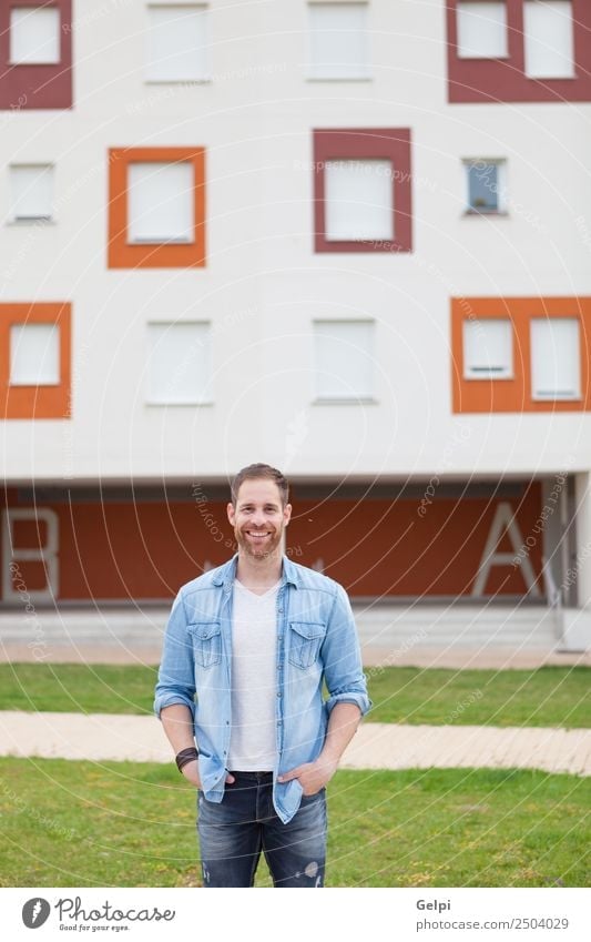 Lässiger Typ Lifestyle Stil Glück Haare & Frisuren Gesicht Erholung Sommer Mensch maskulin Junge Mann Erwachsene Natur Park Gebäude Straße Mode Hemd Jeanshose