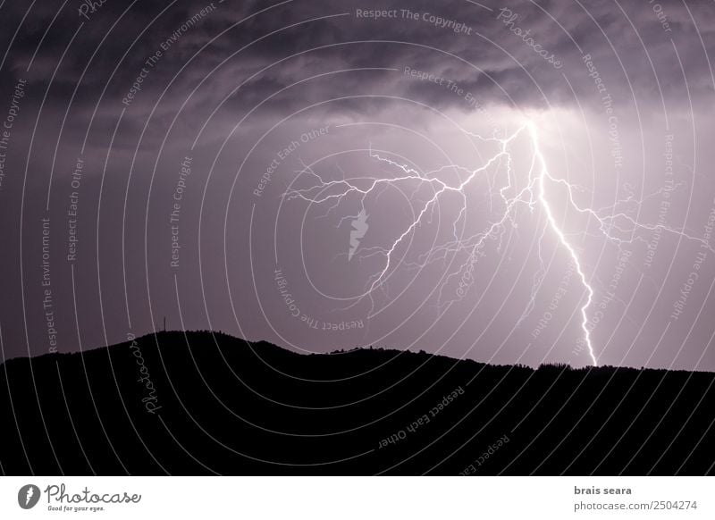 Blitzeinschlag während eines Gewitters Bildung Wissenschaften Umwelt Natur Landschaft Urelemente Himmel Wolken Gewitterwolken Nachthimmel Horizont Klima Wetter