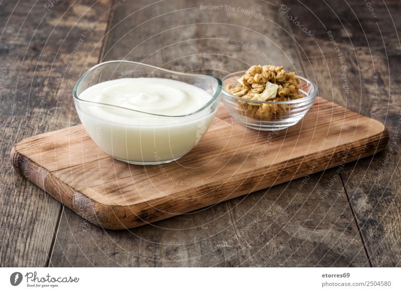 Griechischer Joghurt in Glasschale auf Holztisch Lebensmittel Milcherzeugnisse Frucht Dessert Süßwaren Ernährung Bioprodukte Diät Schalen & Schüsseln natürlich