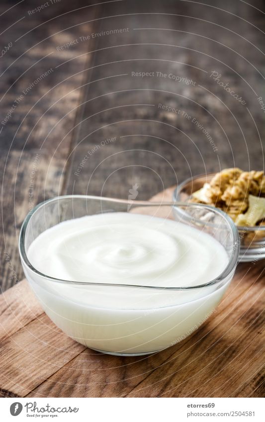 Griechischer Joghurt auf Holztisch Griechen Molkerei Gesunde Ernährung Speise Foodfotografie Frühstück Gesundheit Quark lecker Glas Löffel süß Dessert Diät