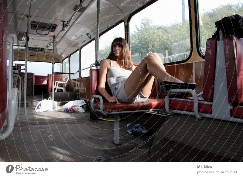 roadmovie schön feminin Frau Erwachsene Haut Beine Öffentlicher Personennahverkehr Busfahren S-Bahn Zugabteil Damenschuhe langhaarig sitzen warten dünn Coolness